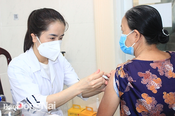 Người dân tiêm vaccine phòng bệnh tại Trung tâm Kiểm soát bệnh tật tỉnh