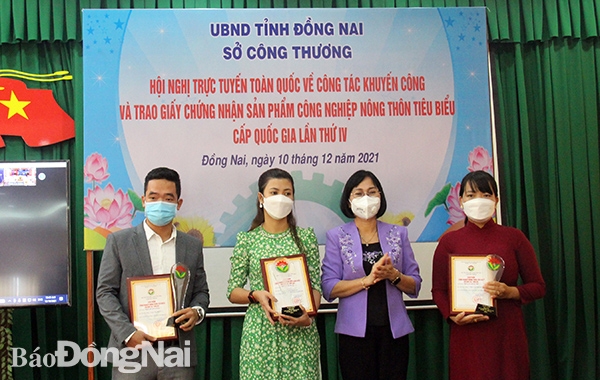 Phó chủ tịch UBND tỉnh Nguyễn Thị Hoàng trao giấy chứng nhận cho các sản phẩm, bộ sản phẩm công nghiệp nông thôn tiêu biểu cấp quốc gia năm 2021 của Đồng Nai
