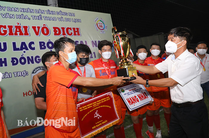 Ban tổ chức trao cúp vô địch cho đội H. Vĩnh Cửu 2