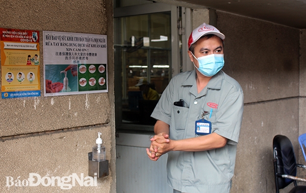 Công nhân  Công ty CP Công nghiệp Chính xác Việt Nam (H.Trảng Bom) rửa tay sát khuẩn trước khi vào làm việc để phòng dịch