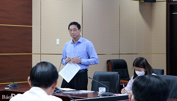 Phó chủ tịch UBND tỉnh Võ Văn Phi phát biểu ý kiến tại buổi làm việc