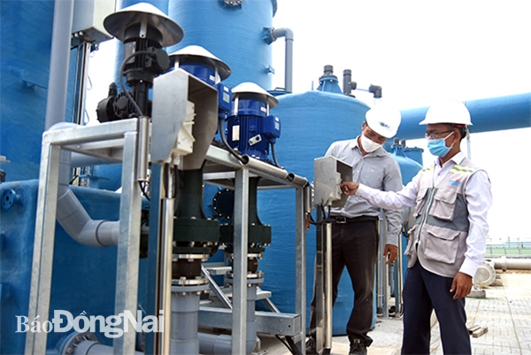 Lắp đặt các trang thiết bị của trạm xử lý nước thải khu tái định cư Lộc An - Bình Sơn