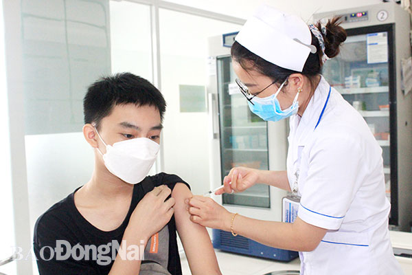 Tiêm vaccine phòng Covid-19 cho người dân trên địa bàn Đồng Nai. Ảnh:H.Dung
