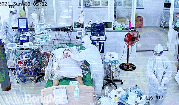 Bệnh nhân bị Covid-19 thể nặng, luôn trong tâm lý lo lắng, sợ hãi, ngay cả khi khỏi bệnh.                              (Ảnh chụp qua màn hình khu vực điều trị Covid-19 tại Bệnh viện Đa khoa Thống Nhất)