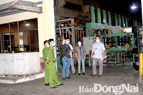 Đoàn công tác liên ngành của tỉnh kiểm tra, thu mẫu khí thải tại Công ty Cao su Kenda (Khu công nghiệp Hố Nai, H.Trảng Bom). Ảnh: L.An