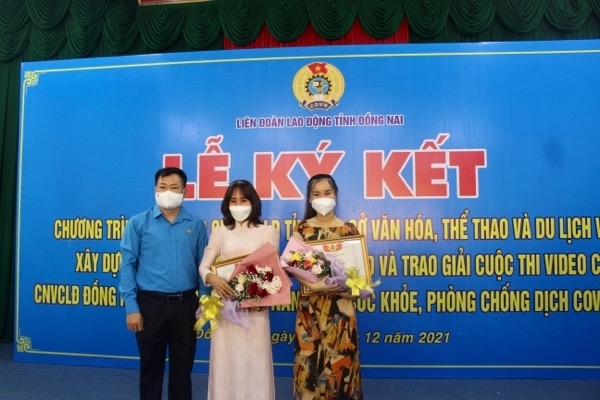 Phó chủ tịch Liên đoàn Lao động tỉnh Tăng Quốc Lập trao giải cho các cá nhân và tập thể đạt giải tại Hội thi.