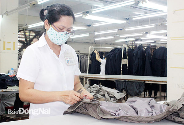 Công ty CP Tổng công ty May Đồng Nai là doanh nghiệp chuyên sản xuất các loại quần áo xuất khẩu vào nhiều thị trường lớn như: Liên minh châu Âu, Hàn Quốc... Ảnh: Khánh Minh