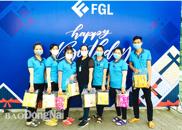 Công ty TNHH Fashion Garments 2 - chi nhánh H.Tân Phú tổ chức sinh nhật cho công nhân. Ảnh: Thảo My