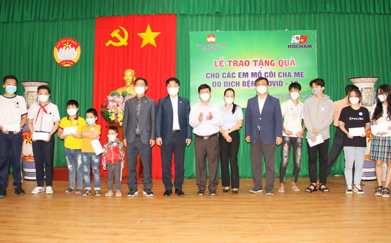 COVID-19 orphans receive Tet gifts. 