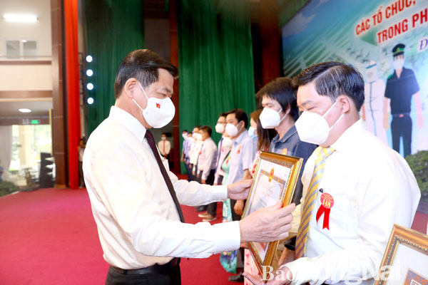 BS Đặng Hà Hữu Phước, Phó giám đốc Bệnh viện Đa khoa Đồng Nai nhận bằng khen của UBND tỉnh vì đạt thành tích xuất sắc trong công tác phòng, chống dịch Covid-19 năm 2021. Ảnh: Huy Anh