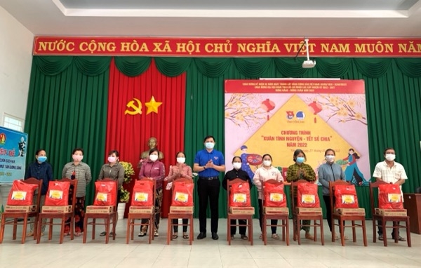 Anh Đàm Quốc Đạc, Phó chủ tịch Hội LHTN tỉnh trao quà cho người dân có hoàn cảnh khó khăn tại H.Tân Phú (Ảnh: Tỉnh đoàn cung cấp)