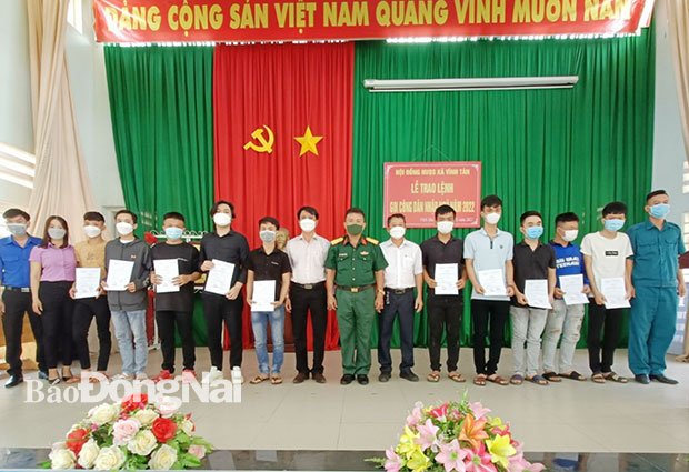Hội đồng NVQS huyện Vĩnh Cửu trao lệnh nhập ngũ cho thanh niên xã Vĩnh Tân, H.Vĩnh Cửu