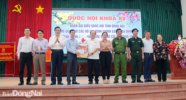2: Đoàn ĐBQH tỉnh trao tặng một phần quà cho Ủy ban MTTQ Việt Nam H.Long Thành