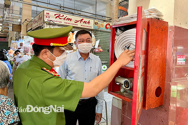 Đoàn kiểm tra liên ngành của UBND TP.Biên Hòa kiểm tra công tác đảm bảo an toàn PCCC tại chợ Biên Hòa. Ảnh: Đăng Tùng