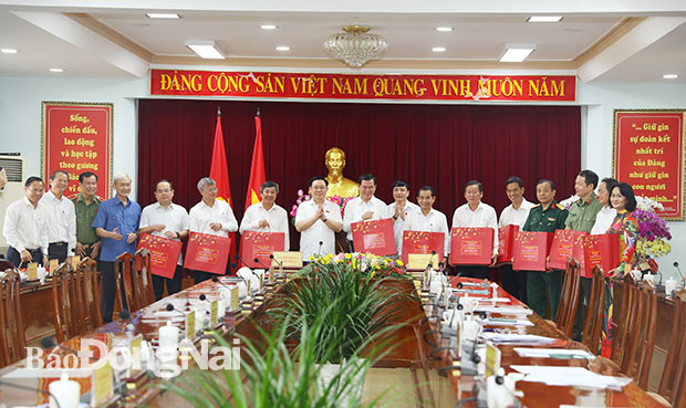 Đồng chí Vương Đình Huệ, Ủy viên Bộ Chính trị, Chủ tịch Quốc hội tặng quà Tết cho các đồng chí trong Ban thường vụ tỉnh Đồng Nai