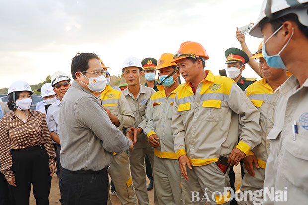 Thủ tướng Phạm Minh Chính chúc Tết, động viên kỹ sư, công nhân đã làm việc xuyên Tết không nghỉ để đẩy nhanh tiến độ thi công tuyến đường cao tốc Phan Thiết - Dầu Giây. Ảnh: Huy Anh