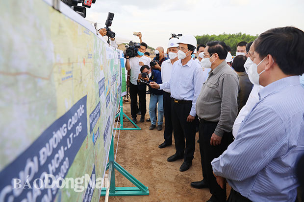 Thủ tướng Phạm Minh Chính nghe báo cáo tiến độ thi công dự án Phan Thiết - Dầu Giây. 