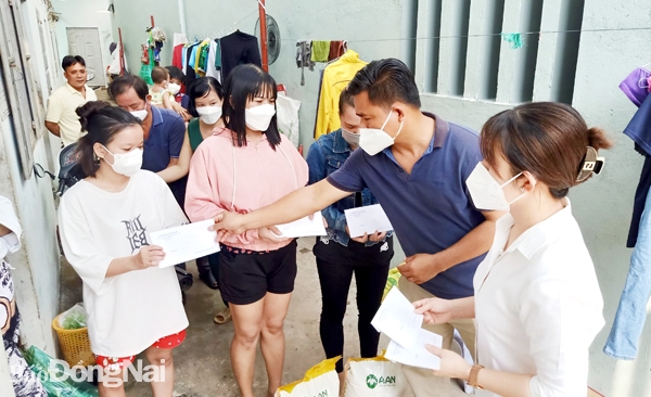 Lãnh đạo P.Phước Tân (TP.Biên Hòa) tặng quà cho công nhân không về quê, ở lại đón Tết trong những xóm trọ