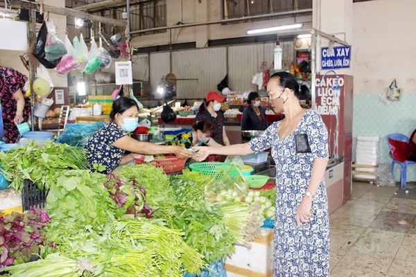 Người dân mua thực phẩm ở chợ Biên Hòa mùng 7 Tết