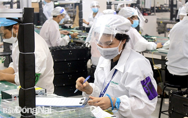 Công nhân Công ty TNHH Topband Việt Nam (H.Long Thành) tăng tốc làm việc trên từng chuyền sản xuất