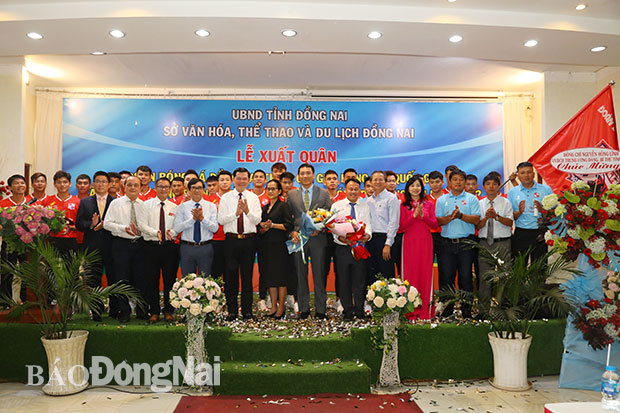 Bí thư Tỉnh ủy Nguyễn Hồng Lĩnh, lãnh đạo tỉnh, các đại biểu chụp hình lưu niệm với đội bóng Đồng Nai tại lễ xuất quân.