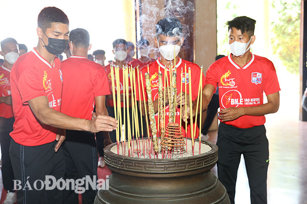 Các cầu thủ đội bóng Đồng Nai dâng hương tại Văn miếu Trấn Biên
