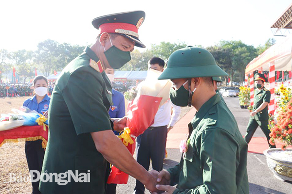 Major General Nguyen Van Nam, Deputy Commander Military Zone 7, encourages youths for the national service in Bien Hoa city.