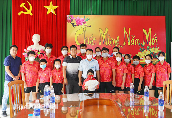 Giám đốc Trung tâm Huấn luyện và thi đấu TDTT tỉnh Bùi Anh Vũ cùng nhà tài trợ chụp hình lưu niệm với đội bóng bàn Đồng Nai