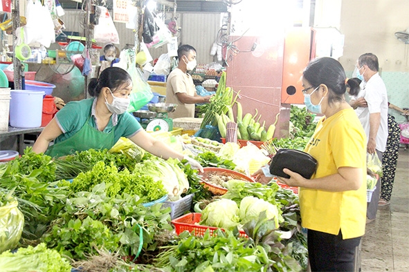 Người tiêu dùng chọn mua các loại rau xanh, củ, quả tại chợ Biên Hòa. Ảnh: L.Phương