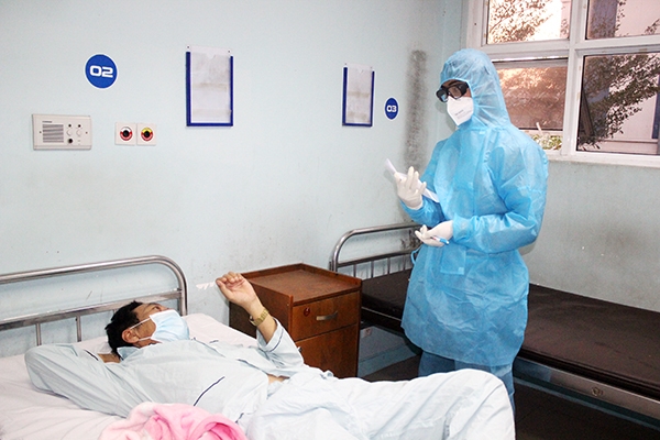 3. BS Trịnh Đức Duy, Khoa Phòng chống bệnh truyền nhiễm, Trung tâm Kiểm soát bệnh tật tỉnh điều tra dịch tễ các trường hợp nghi nhiễm Covid-19