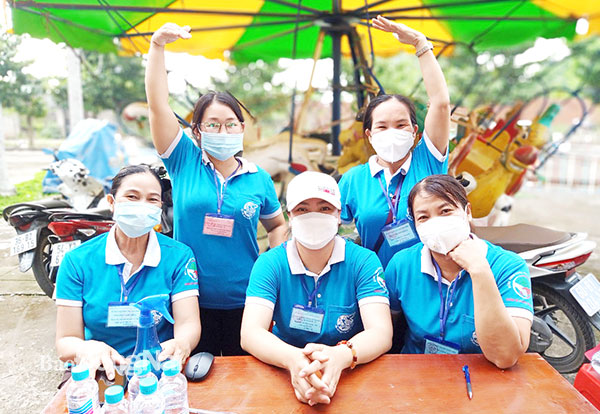 Chị Hoàng Thị Định (hàng sau, bên phải) cùng các chị em hội viên trong một lần tham gia hỗ trợ điểm tiêm vaccine trên địa bàn. Ảnh: Hồ Thảo