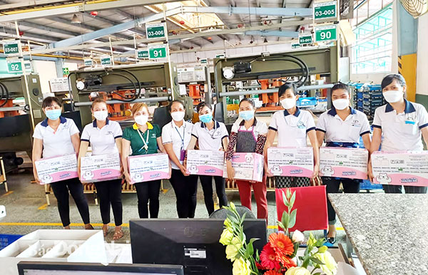 Công đoàn Công ty CP Taekwang Vina (TP.Biên Hòa) tặng sữa cho lao động nữ. Ảnh: Nguyễn Hòa