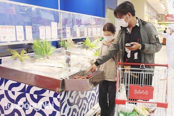 Ngày Quyền của người tiêu dùng Việt Nam năm 2022 có chủ đề Tiêu dùng an toàn trong thời kỳ bình thường mới. Trong ảnh: Người tiêu dùng chọn mua các sản phẩm tươi sống tại một siêu thị ở TP.Biên Hòa.
