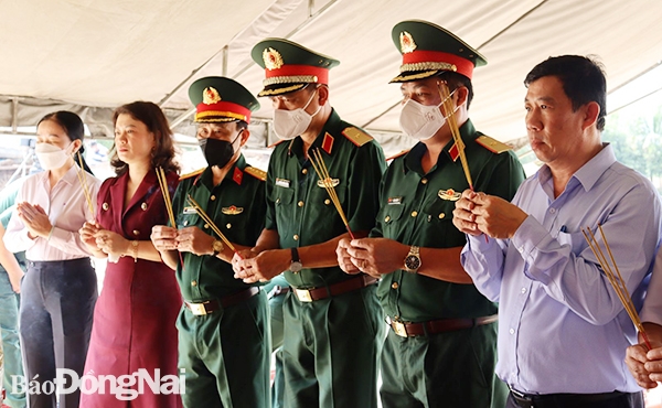 Đoàn Quân khu 7, tỉnh Đồng Nai dâng hương viếng các liệt sĩ