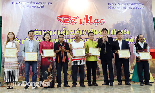 Đoàn Đồng Nai (thứ 2 từ trái qua) được trao giải A loại hình trình diễn các tích, trò trong sinh hoạt văn hóa tín ngưỡng, lễ hội (Ảnh: TTVHĐA tỉnh cung cấp)