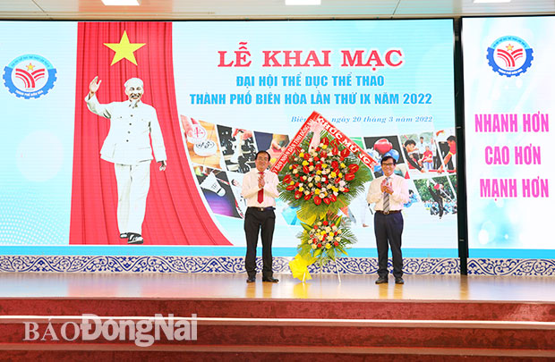 Phó chủ tịch UBND tỉnh, Trưởng ban chỉ đạo Đại hội TDTT tỉnh lần IX Nguyễn Sơn Hùng (phải)tặng hoa chúc mừng Đại hội TDTT TP. Biên Hòa
