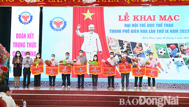 Thành viên ban chỉ đạo Đại hội TDTT tỉnh tặng cờ lưu niệm, hoa cho các đơn vị tham dự