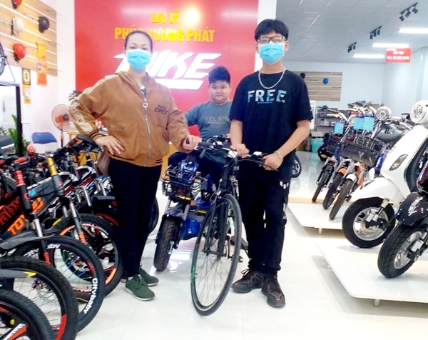Người dân chọn mua các loại xe đạp, xe đạp điện tại một đại lý ở P.Trảng Dài (TP.Biên Hòa)