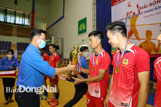 Phó bí thư thường trực Tỉnh đoàn Võ Văn Trung trao cúp vô địch cho đội Đoàn Thanh niên Công an tỉnh