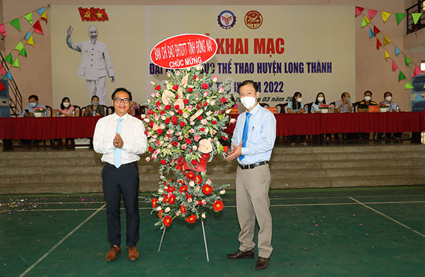 Phó giám đốc Sở VH-TTDL Nguyễn Xuân Thanh, đại diện Ban chỉ đạo Đại hội TDTT tỉnh tặng hoa chúc mừng Đại hội TDTT huyện Long Thành