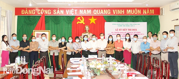 Cụm thi đua số 3 với 19 công đoàn cơ sở, do Công đoàn cơ sở Ủy ban MTTQ Việt Nam tỉnh làm Cụm trưởng thực hiện nghi thức ký kết thi đua năm 2022. (ảnh: Sông Thao)