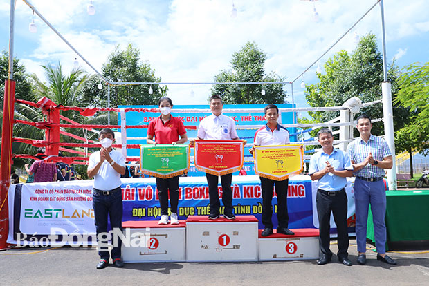 Ban tổ chức trao cờ cho 3 đơn vị dẫn đầu toàn đoàn giải trẻ
