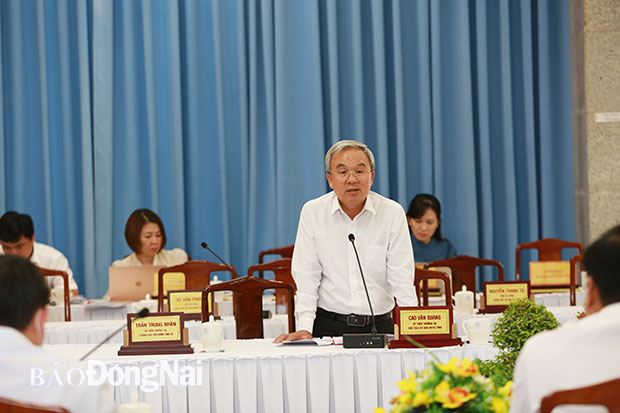 Đồng chí Cao Văn Quang, Chủ tịch Ủy ban MTTQ Việt Nam tỉnh chủ trì thảo luận tại Tổ số 1