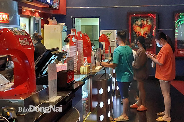 Người dân đến mua vé xem phim tại CGV Coopmart Biên Hòa sáng 10-4. Ảnh: My Ny