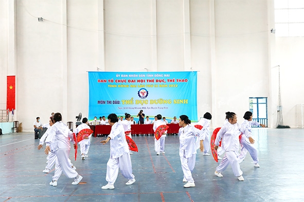 Đội dưỡng sinh H.Tân Phú biểu diễn bài Thái cực với dụng cụ (các thí sinh sinh từ năm 1960 trở lên)