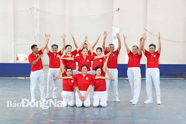 Đội dưỡng sinh H.Trảng Bom biểu diễn bài thể dục tay không tự chọn (các thí sinh sinh từ năm 1960 tuổi trở lên) 