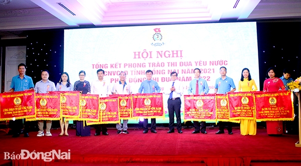 Phó chủ tịch UBND tỉnh Nguyễn Sơn Hùng trao cờ thi đua của Tổng LĐLĐ Việt Nam cho các tập thể đạt thành tích xuất sắc trong phong trào thi đua và xây dựng tổ chức Công đoàn vững mạnh năm 2021
