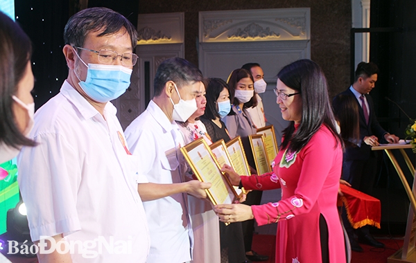 Chủ tịch LĐLĐ tỉnh Nguyễn Thị Như Ý trao bằng khen cho cá nhân và tập thể đạt thành tích xuất sắc trong phong trào thi đua