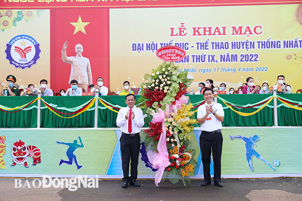 Thay mặt Ban chỉ đạo Đại hội TDTT tỉnh, Phó tổng biên tập báo Đồng Nai Đinh Kim Tuấn tặng lẵng hoa chúc mừng Đại hội TDTT huyện Thống Nhất lần IX.