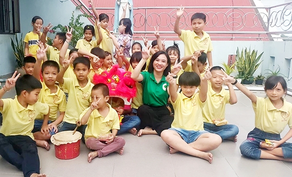 Cô Cao Thị Huyền chụp hình lưu niệm với trẻ em tại cơ sở bảo trợ xã hội. Ảnh nhân vật cung cấp